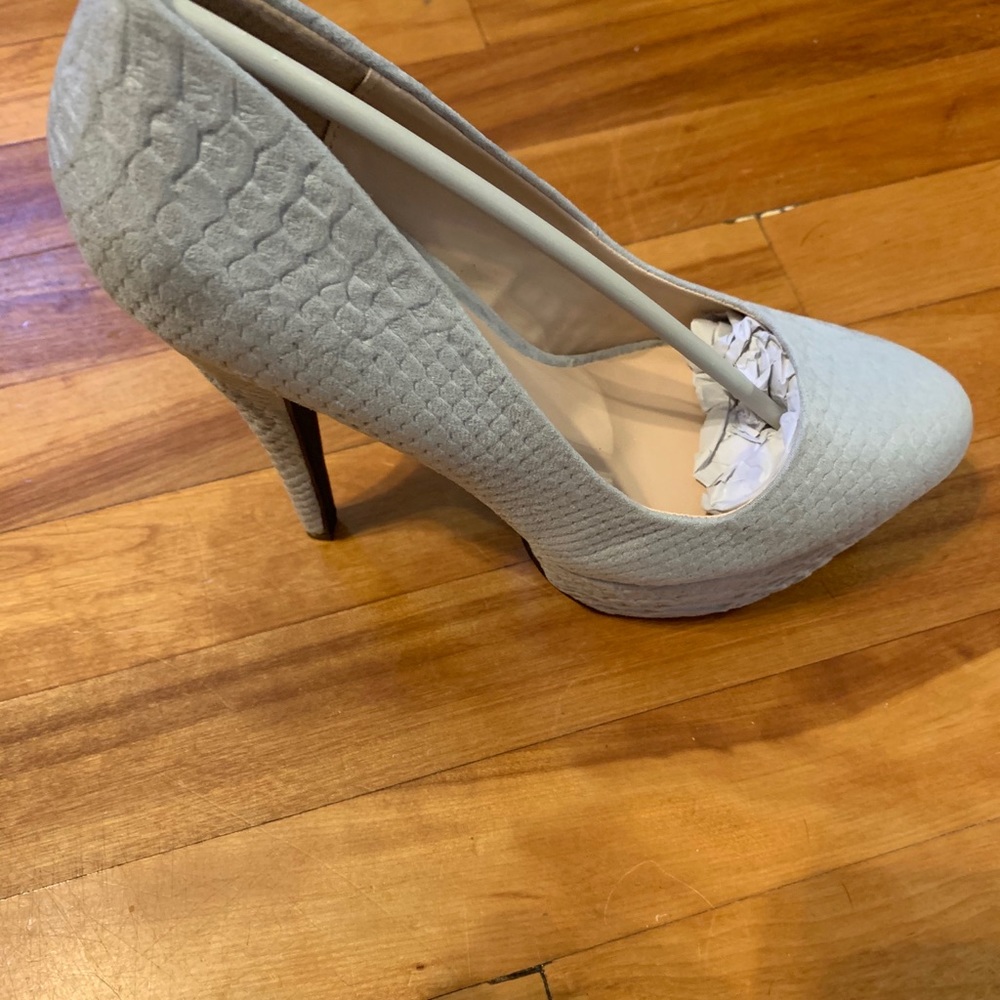 Light gray heels - Picture 2 of 3